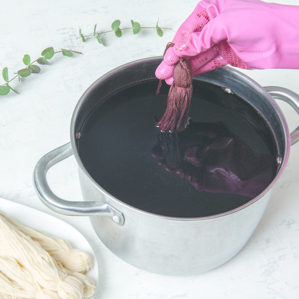 4 - Laissez tremper 36 pompons pendant 5 mn, les essorer, les rincer, les laissez sécher