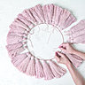 6- Après avoir bomber les cercles avec la peinture cuivre, une fois secs, attachez les pompons roses sur le petit cercle