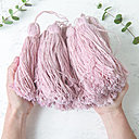 5 - Préparez la teinture rose de la même manière et trempez 26 pompons 5 mn, essorez, rincez laissez sécher.