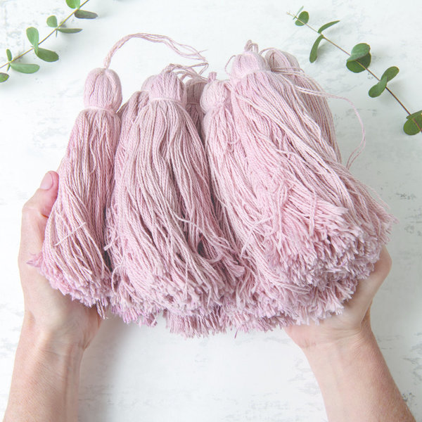 5 - Préparez la teinture rose de la même manière et trempez 26 pompons 5 mn, essorez, rincez laissez sécher.