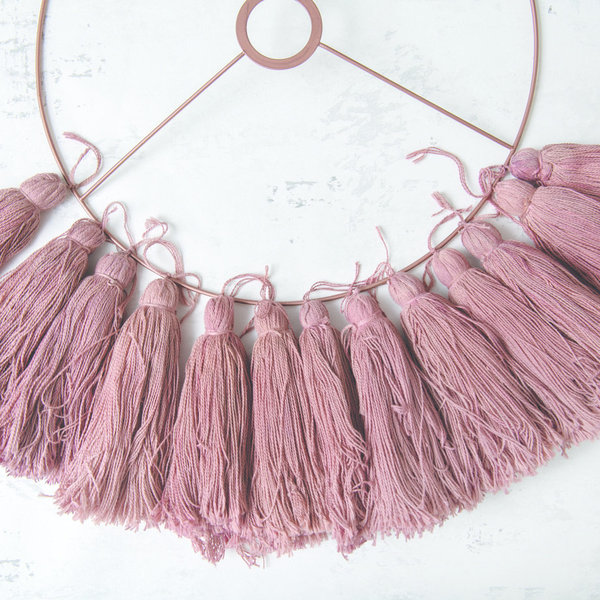 7- Nouez les pompons vieux rose 12 par 12 entre les segments du grand cercle.