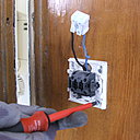 Etape 1 : à l’aide d’un tournevis cruciforme démonter la fixation de l’ancien mécanisme de la sonnette. Attention : en aucun cas les fils ne doivent être en contact. Faites un essai avant de fixer le bouton de sonnette. Bouton de sonnette à monter sur courant 8/12 V ou 220V, l’installation devant être réalisé dans les règles de l’art.