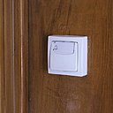 Avant : une sonnette tout en plastique de porte palière, ordinaire et sans style.