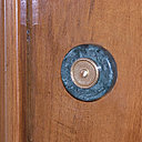 Après : la nouvelle sonnette en marbre et bronze est installée, classique et chic en même temps.