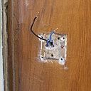 Etape 2 : vue d’ensemble de l’emplacement de pose pour la nouvelle sonnette. On retrouve deux fils d’alimentation dénudés en bout.