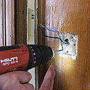 Etape 5 : percer les deux trous de fixation à la perceuse électroportative munie d’une mèche à béton de diamètre 8.