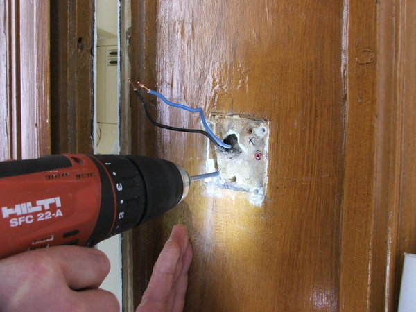 Etape 5 : percer les deux trous de fixation à la perceuse électroportative munie d’une mèche à béton de diamètre 8.