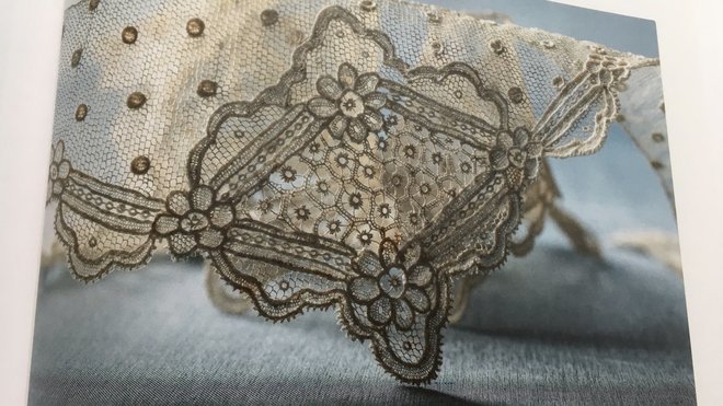 Le myosotis p 72 Détail d'un éventail - XIXème - collection privée - Poème Myosotis d'Alphonse de Lamartine.