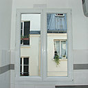 Avant : l’ancienne fenêtre au verre translucide inadaptée au vis-à-vis.