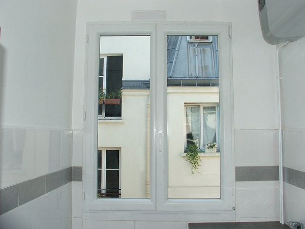 Avant : l’ancienne fenêtre au verre translucide inadaptée au vis-à-vis.