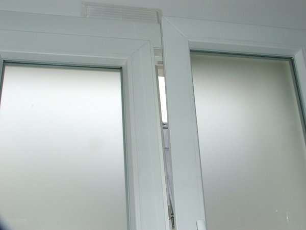 Vue de détail du système oscillo-battant.