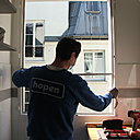 Etape 2 : Mesure de la largeur du cadre pour vérifier que les dimensions de la nouvelle fenêtre soient adéquates (vérification au préalable des mesures précises, à l’aide d’un mètre ruban avant la commande).