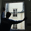 Etape 4 : Bien caler le nouveau dormant en appuyant dessus, cela dans le but de vérifier les éventuels jeux.