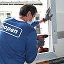 Etape 6 : Préparation des fixations du nouveau cadre au bâti à l'aide d'une visseuse et de vis spéciales PVC.