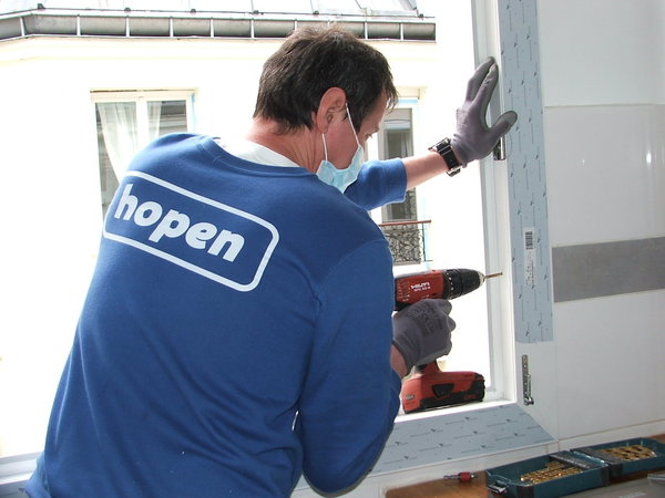 Etape 6 : Préparation des fixations du nouveau cadre au bâti à l'aide d'une visseuse et de vis spéciales PVC.