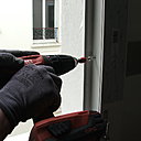 Etape 9 : Fixation de ce nouveau dormant sur l'ancien à l'aide de vis spéciales PVC. Au moins 3 vis seront fixées sur chaque côté de la fenêtre, ce nombre étant fonction des dimensions de la fenêtre.