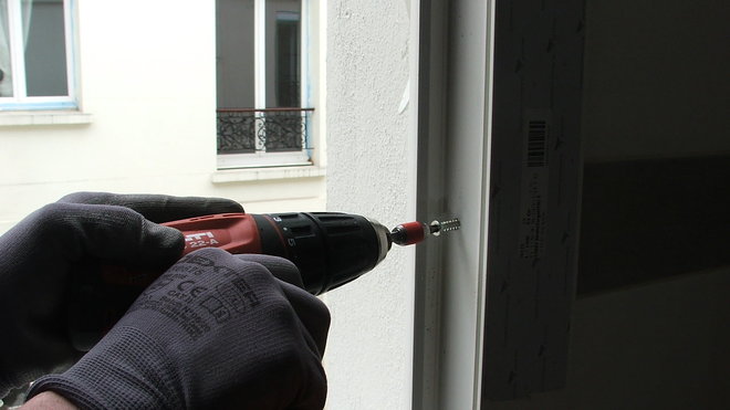 Etape 9 : Fixation de ce nouveau dormant sur l'ancien à l'aide de vis spéciales PVC. Au moins 3 vis seront fixées sur chaque côté de la fenêtre, ce nombre étant fonction des dimensions de la fenêtre.
