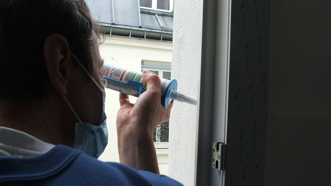Etape 11 : Isolation et étanchéité de la face extérieure de la fenêtre (du silicone adapté est appliqué sur tout le périmètre de la fenêtre).