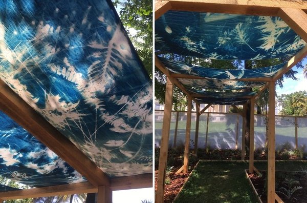 Folie Folia France:Maroc Livia Kolb et Virgine Alex, Cyanotypes se jouant des feuillages; les toiles blanches traitées en réserve de feuillages en cyanotype un passage comme un toit en pagode.