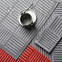 Fatxada (la façade). Cette collection traduit le bel ordonnancement des façades du Pays basque. Leur blanc éclatant y contraste avec le quadrillage des colombages parfois complété par celui des persiennes et des lignes de piments suspendues aux murs pour sécher lentement.