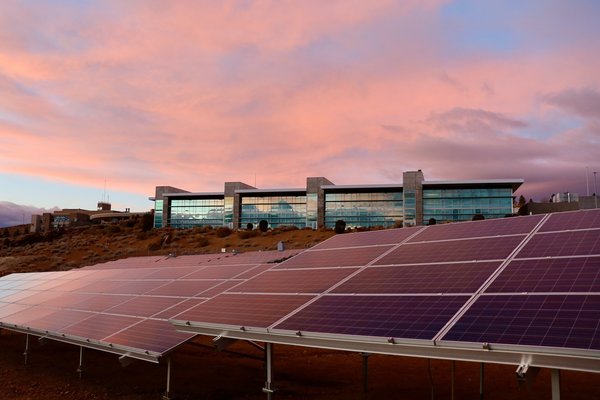 L’installation de panneaux solaires sur le toit d’un immeuble en copropriété nécessite l’accord de la commune en fonction du PLU et de la proximité d’un bâtiment ayant un caractère historique.