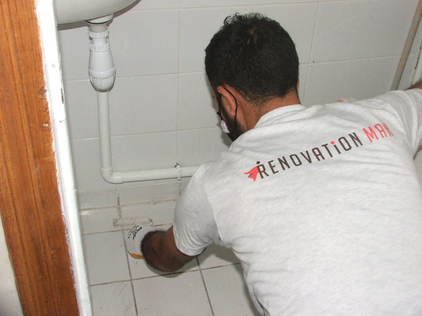 Etape 1 : on applique une couche primaire d’accroche qui servira d’adhésif entre les 2 revêtements.