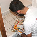 Etape 4 : on dessine sur les carreaux de ciment les angles et les découpes associées.