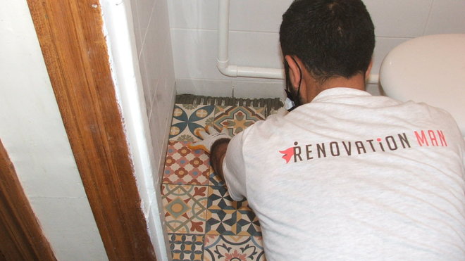 Etape 7 : on dispose les carreaux en fonction du calepinage préétabli.