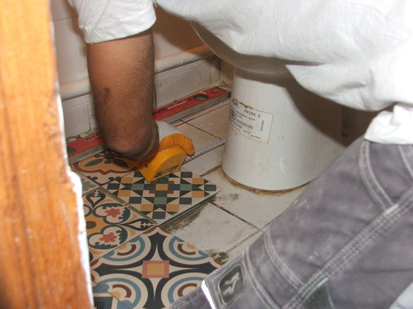 Etape 9 : une fois les premiers carreaux disposés, on effectue une reprise de côtes pour ajuster au niveau des angles.