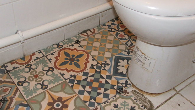 Etape 11 : on poursuit ainsi la pose du carrelage dans les angles.