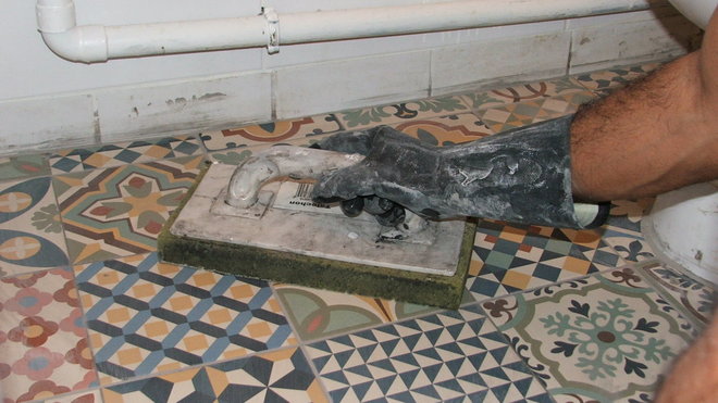 Etape 17 : à l’aide de la taloche avec éponge, on nettoie l'excédent de pâte à joint.