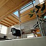 Sur une mezzanine, le coin bureau suspendu profite de la lumière zénithale.