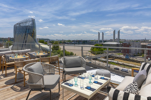 Au 9ème étage, au niveau du rooftop, le toit-terrasse, inspiré par la tradition de l’Extrême-Orient, se compose deux plateaux en porte-à-faux, ouverts à 360° sur la ville.