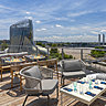 Au 9ème étage, au niveau du rooftop, le toit-terrasse, inspiré par la tradition de l’Extrême-Orient, se compose deux plateaux en porte-à-faux, ouverts à 360° sur la ville.
