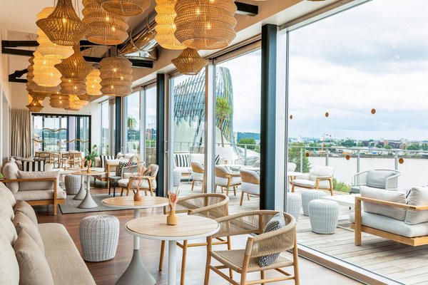 Une ambiance bord de mer avec des teintes de blancs d’écume et d’embruns, beiges façon sable mouillé ou brûlé par le soleil.