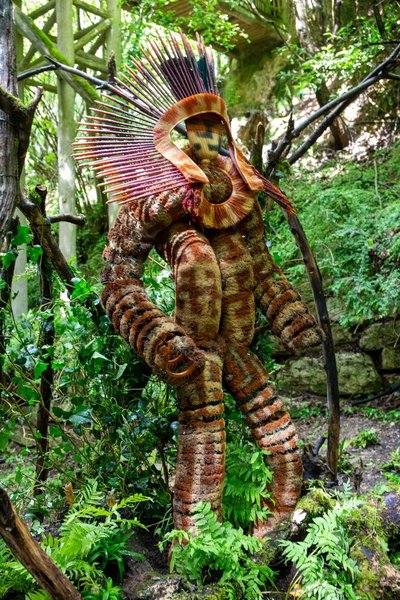 Brossanawa de près. Un hommage au peuple Huni Kuin d’Amazonie brésilienne, pour lequel Alexis Tricoire œuvre au travers l’association humanitaire Jiboiana. Celle-ci participe à la protection des modes de vie traditionnels, en construisant des puits artésiens solaires qui fournissent de l'eau potable et des pépinières dans les villages indigènes isolés. Ainsi, elle restaure les zones de forêt dégradées avec l'implantation d'arbres nourriciers.