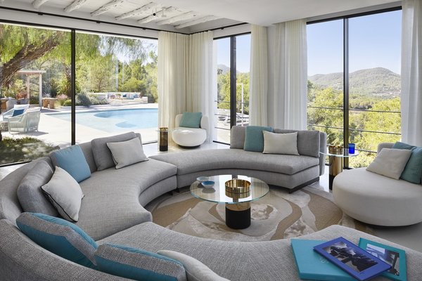 La forme organique du salon répond à celle de la piscine extérieure.