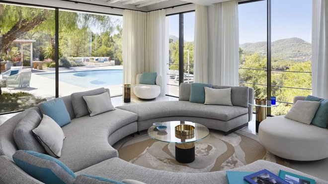 La forme organique du salon répond à celle de la piscine extérieure.