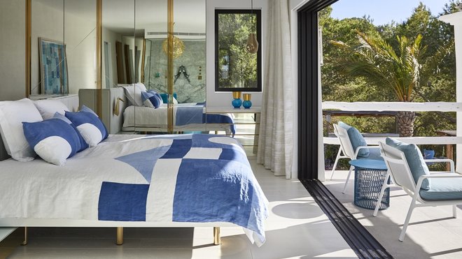 La chambre communique directement avec la terrasse, grâce à des baies vitrées à ouverture totale.