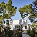 La construction de forme cubiste affiche une modernité insolente.