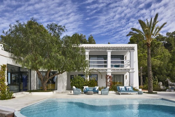 Les teintes dominantes du mobilier d’extérieur s’accordent avec celle de l’eau de la piscine.
