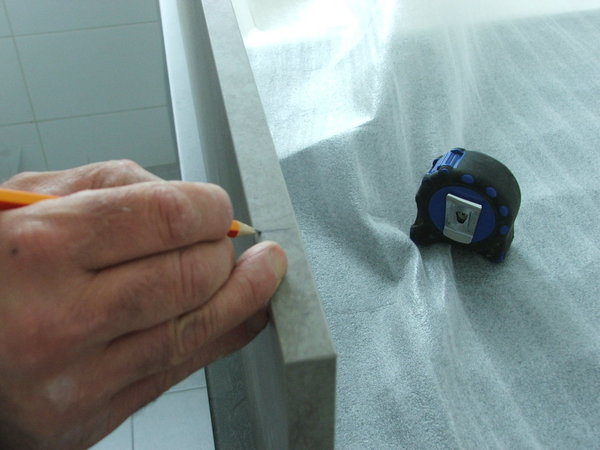 Etape 1 : tracer au crayon à papier sec (H) les repères, aux extrémités gauche et droite, de fixations de l’étagère.