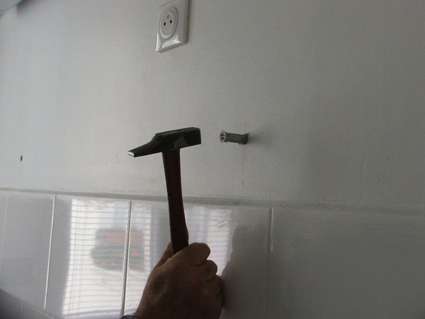 Etape 5 : enfoncer les chevilles spécifiques (vendues avec la cartouche de scellement chimique, ainsi que les tiges de fixations) dans le trou de perçage.