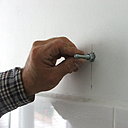 Etape 7 : engager immédiatement (attention au temps ouvert) la tige filetée avec son écrou en lui imprimant un léger mouvement rotatif pour en faciliter la pénétration (à 20°C, le temps ouvert est de 6 minutes et le temps de durcissement est de 50 minutes). Il est impératif que l’élément reste parfaitement stable durant tout le temps de durcissement de la résine.