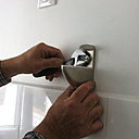 Etape 10 : placer les consoles inox, à droite comme à gauche des fixations de l’étagère à venir, afin de les fixer et serrer avec la clé à molette. Ne pas trop forcer sur le serrage de l’écrou au risque d’abîmer l’aspect inox de la console.