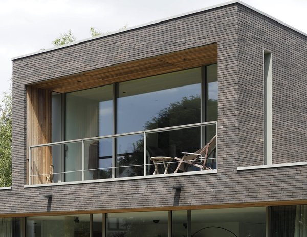 Tandis que le premier niveau abrite les pièces de jour, la suite parentale, perchée au second niveau, bénéficie d’une perspective agréable sur le parc.