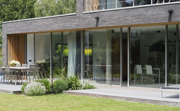 Les terrasses, ponctuées par des plantations, prolongent l’espace intérieur, la cuisine et le séjour.