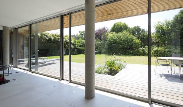 Une large baie coulissante (modèle Lumeal, chez Technal) de 15 mètres de long compose un écran géant pour la cuisine et le séjour.