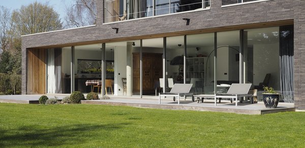 Les châssis discrets et graphiques des baies vitrées, dessinant des cadres sur le paysage, abolissent les frontières entre l’intérieur et l’extérieur.