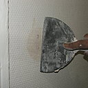 Etape 3 : On peut ensuite reboucher tous les trous et imperfections de la surface à l’enduit de rebouchage.